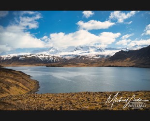 Iceland Binnensee mit Gebirge